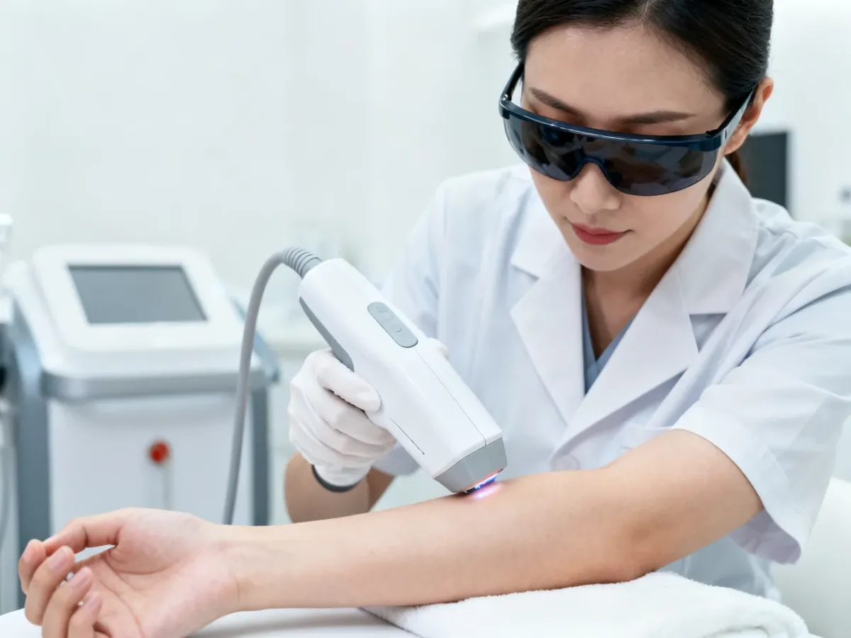 Zabieg laserowego usuwania owłosienia wykonywany w gabinecie dermatologicznym